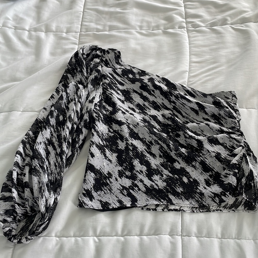 EXPRESS. One Shoulder Top